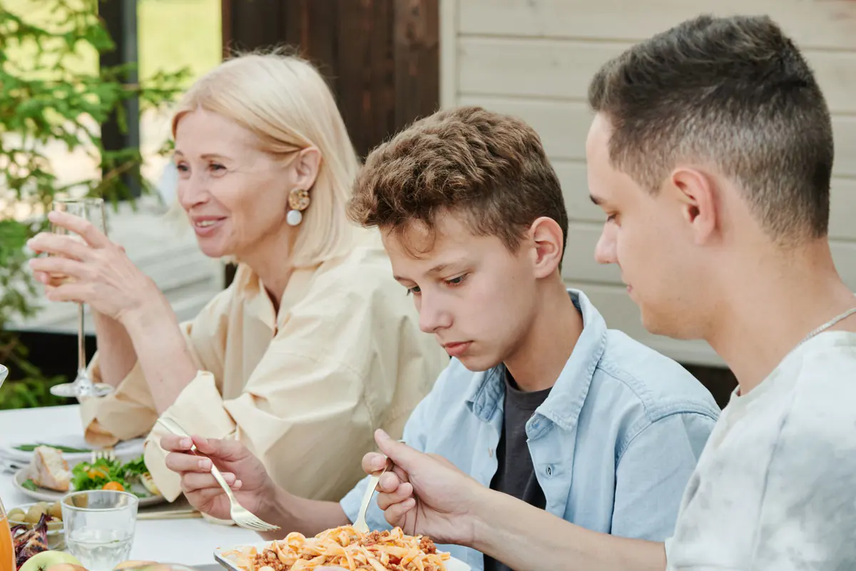 Familie beim gemeinsamen Essen im Garten
